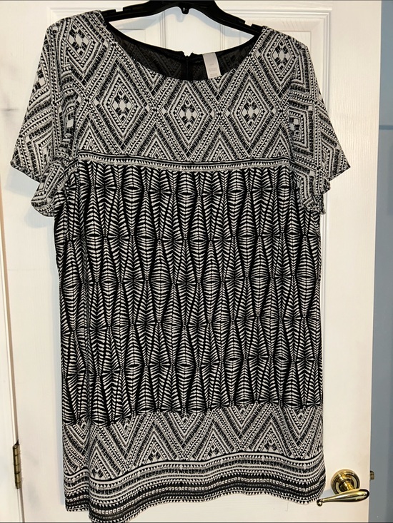 Dresses & Skirts - Black & White Geometric Print Short Sleeve Dress